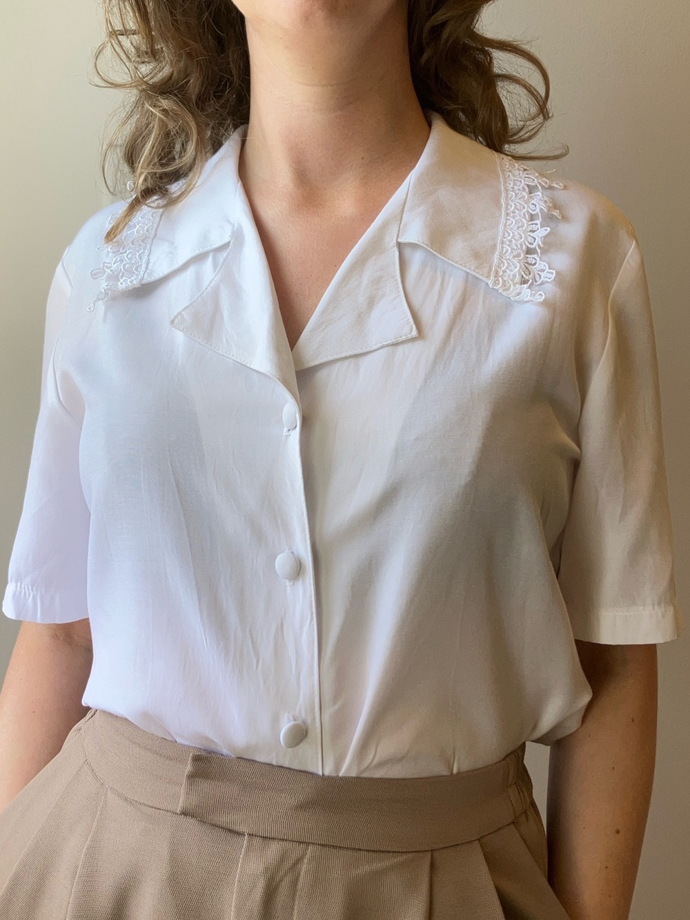 Vintage Dynasport White Short-Sleeve Button-Up Blouse with Lace Collar in size S